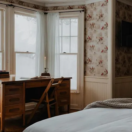 Book Village Inn - Twain Room Queen Bed